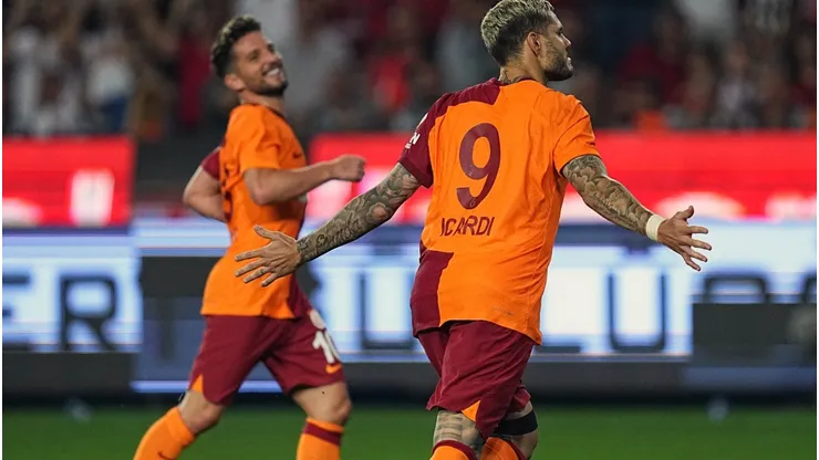 El festejo de Mauro Icardi con Mertens.