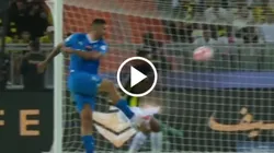 Golazo de volea de Mitrovic en el clásico.