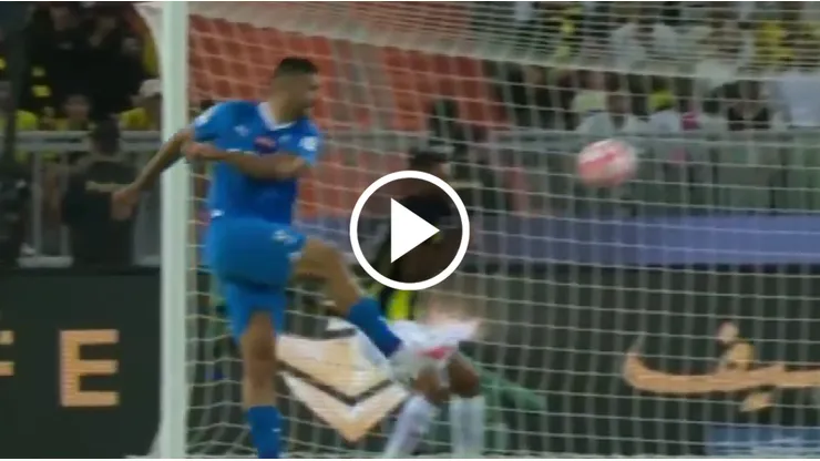 Golazo de volea de Mitrovic en el clásico.