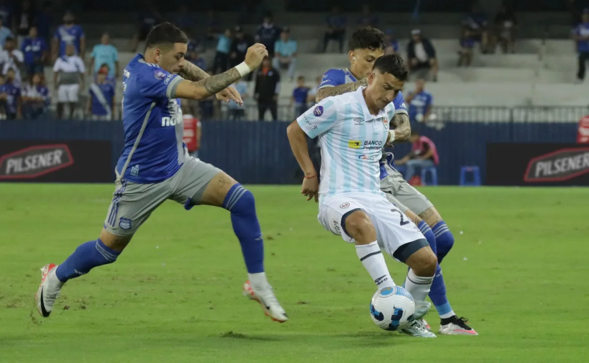 Universidad Católica reclama por el arbitraje de su partido con Emelec