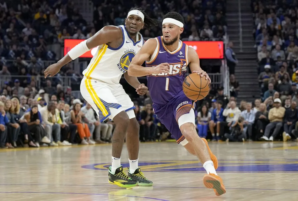 Devin Booker enfrentando a Golden State Warriors (Getty Images).