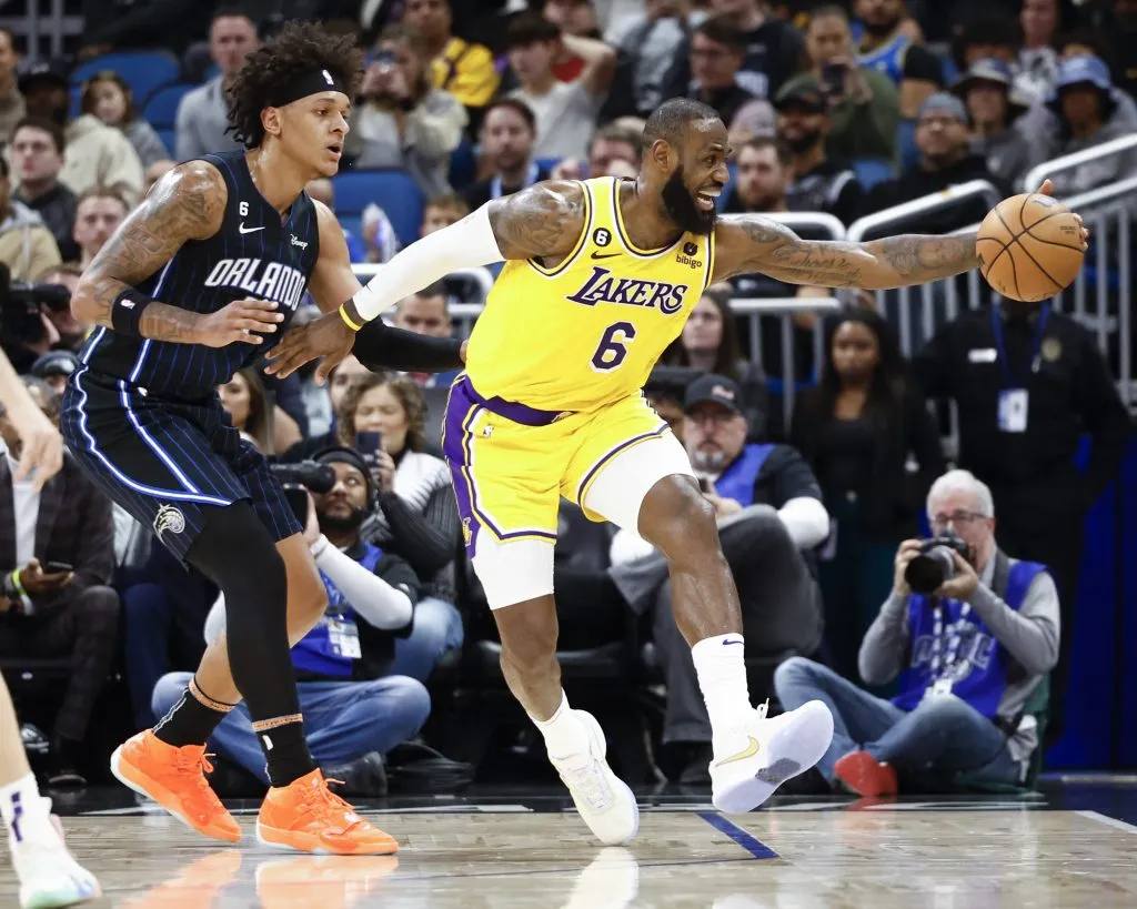 LeBron James ante Paolo Banchero en un Lakers vs. Magic de la temporada pasada (Getty Images).