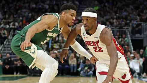 Giannis Antetokounmpo ante Jimmy Butler.