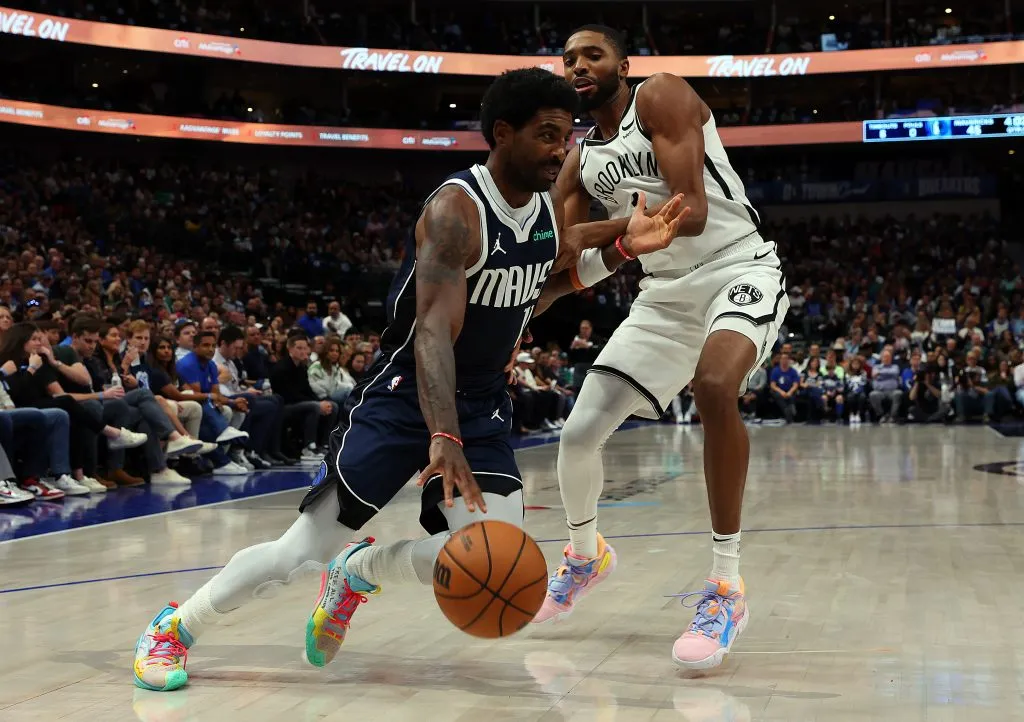 Kyrie Irving enfrentando a Brooklyn Nets por la NBA (Getty Images).