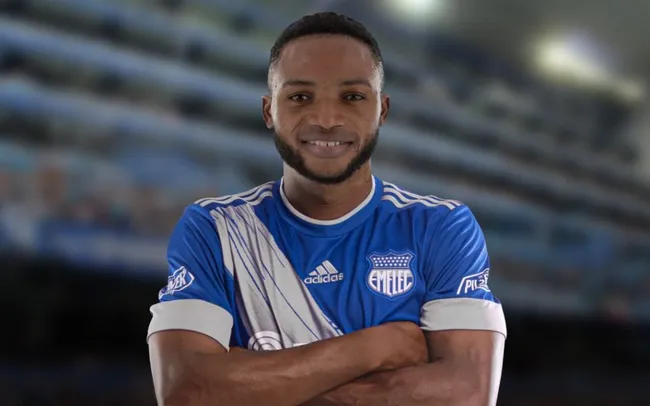 Lass Bangoura llegó a Emelec a finales de la temporada 2020, jugando también en el 2021, bajo el pedido de Ismael Rescalvo y la directiva de Nassib Neme. (Foto: @ClubSportEmelec)