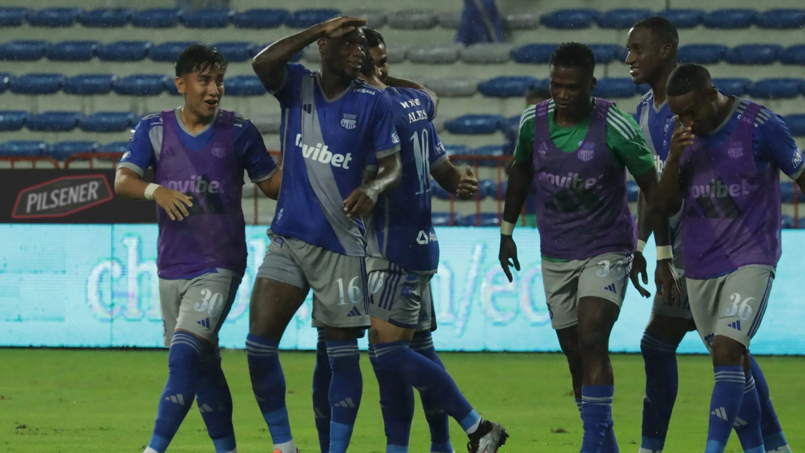 Aníbal Chalá hizo el primer gol de Emelec ante Universidad Católica en la pasa fecha de la LigaPro. (Foto: API)