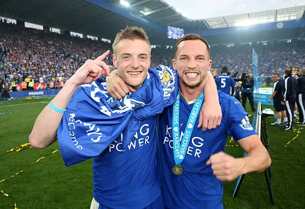 Danny Drinkwater junto a Jamie Vardy, en la celebración tras ganar la Premier League 2015/16. (Photo by Plumb Images/Leicester City FC via Getty Images)