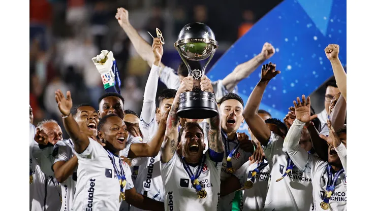 MALDONADO, URUGUAY - OCTOBER 28: Ezequiel Piovi of Liga de Quito lifts the trophy as the team becomes Sudamericana champion after winning the Copa CONMEBOL Sudamericana 2023 final match between LDU Quito and Fortaleza at Estadio Domingo Burgueño Miguel on October 28, 2023 in Maldonado, Uruguay. (Photo by Ernesto Ryan/Getty Images)