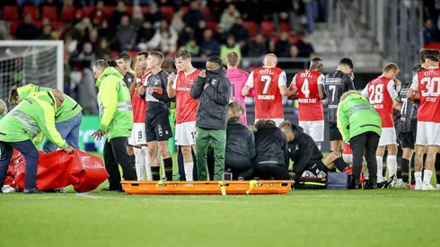 Bas Dost de AZ Alkmaar cayó inconsciente en pleno partido