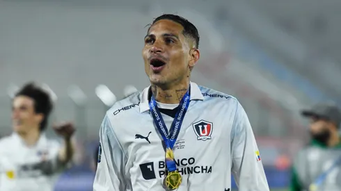 MALDONADO, URUGUAY - OCTOBER 28: Paolo Guerrero of Liga de Quito celebrates as the team becomes Sudamericana champion after the Copa CONMEBOL Sudamericana 2023 final match between LDU Quito and Fortaleza at Estadio Domingo Burgueño Miguel on October 28, 2023 in Maldonado, Uruguay. (Photo by Marcelo Endelli/Getty Images)