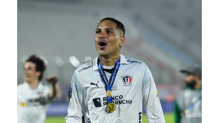 MALDONADO, URUGUAY - OCTOBER 28: Paolo Guerrero of Liga de Quito celebrates as the team becomes Sudamericana champion after the Copa CONMEBOL Sudamericana 2023 final match between LDU Quito and Fortaleza at Estadio Domingo Burgueño Miguel on October 28, 2023 in Maldonado, Uruguay. (Photo by Marcelo Endelli/Getty Images)