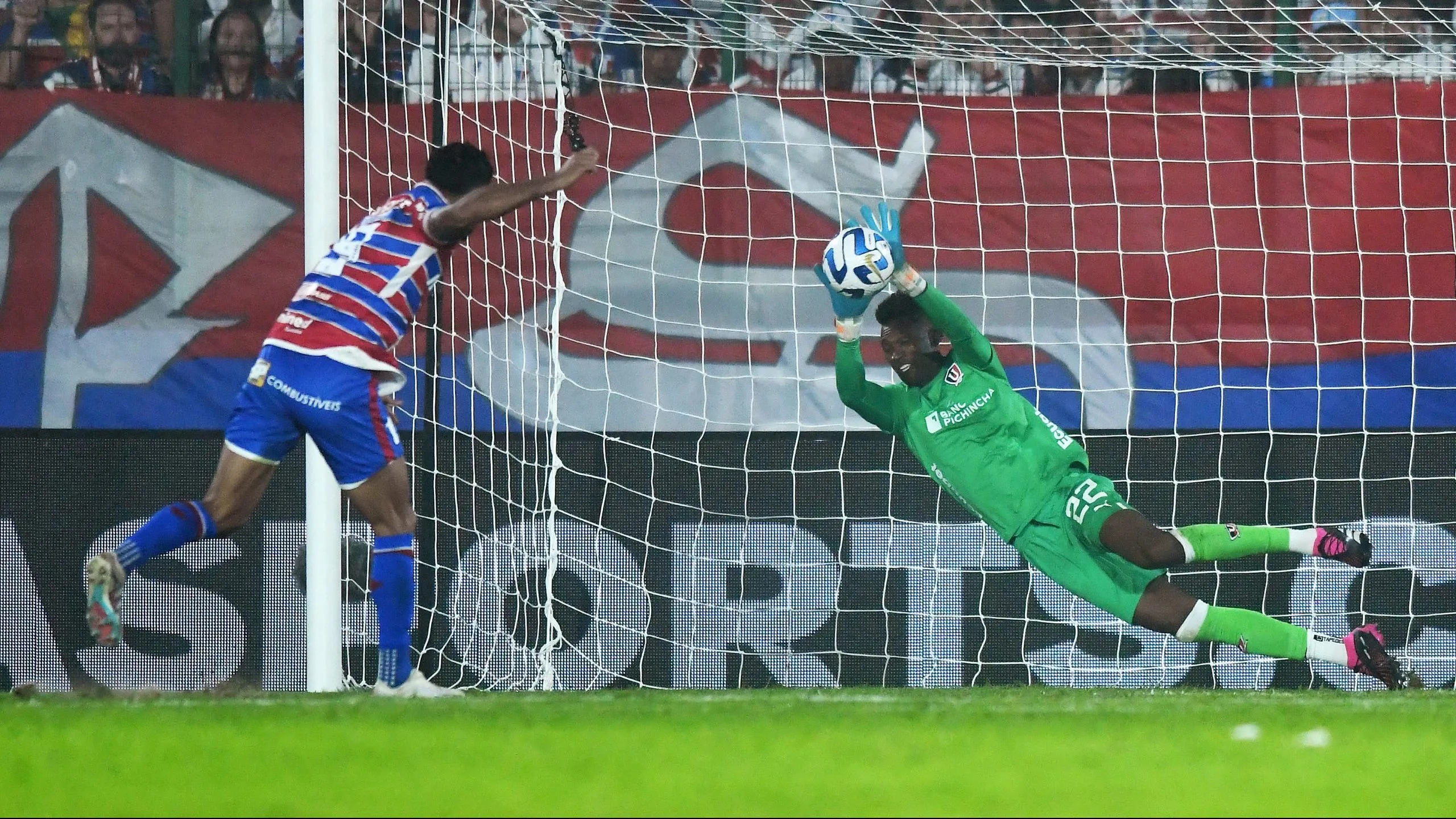 Alexander Domínguez tapó el sexto penal e hizo campeón de la Copa Sudamericana a Liga de Quito. (FOTO: GetttyImages)