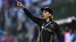 MALDONADO, URUGUAY - OCTOBER 28: Luis Zubeldia head coach of Liga de Quito gestures during the Copa CONMEBOL Sudamericana 2023 final match between LDU Quito and Fortaleza at Estadio Domingo Burgueño Miguel on October 28, 2023 in Maldonado, Uruguay. (Photo by Marcelo Endelli/Getty Images)