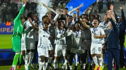 MALDONADO, URUGUAY - OCTOBER 28: Ezequiel Piovi of Liga de Quito lifts the trophy as the team becomes Sudamericana champion after winning the Copa CONMEBOL Sudamericana 2023 final match between LDU Quito and Fortaleza at Estadio Domingo Burgueño Miguel on October 28, 2023 in Maldonado, Uruguay. (Photo by Marcelo Endelli/Getty Images)
