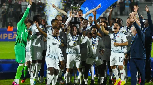 MALDONADO, URUGUAY - OCTOBER 28: Ezequiel Piovi of Liga de Quito lifts the trophy as the team becomes Sudamericana champion after winning the Copa CONMEBOL Sudamericana 2023 final match between LDU Quito and Fortaleza at Estadio Domingo Burgueño Miguel on October 28, 2023 in Maldonado, Uruguay. (Photo by Marcelo Endelli/Getty Images)