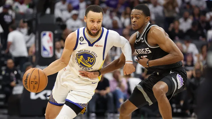 Stephen Curry ante De'Aaron Fox.
