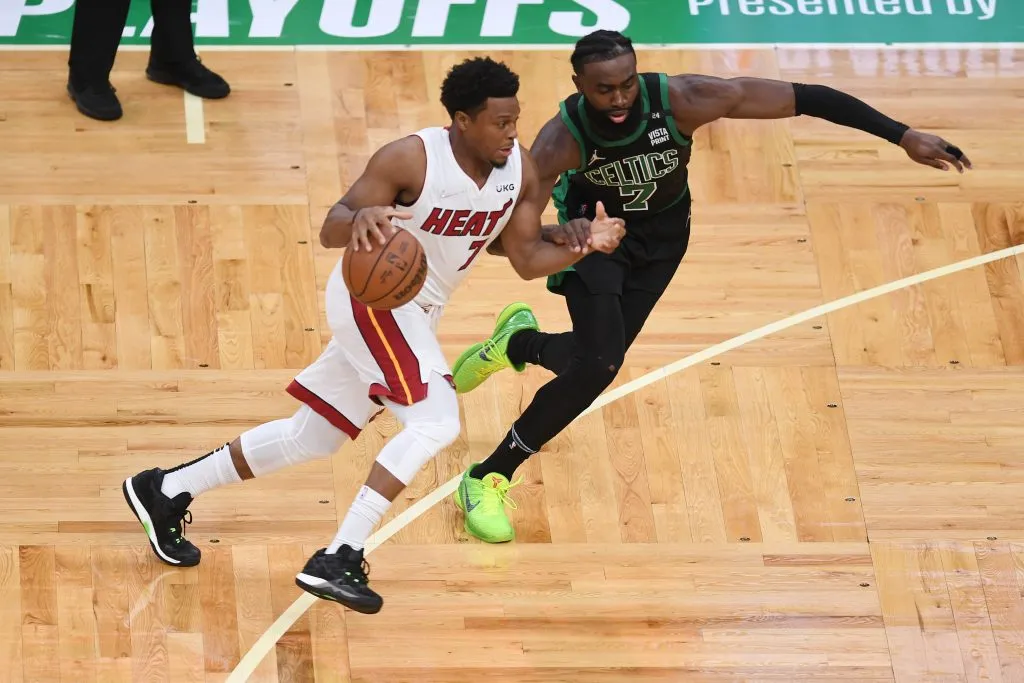 Kyle Lowry atacando a Jaylen Brown (Getty Images).