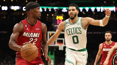 Jimmy Butler ante la defensa de Jayson Tatum.