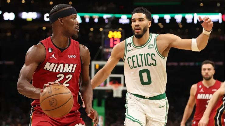 Jimmy Butler ante la defensa de Jayson Tatum.