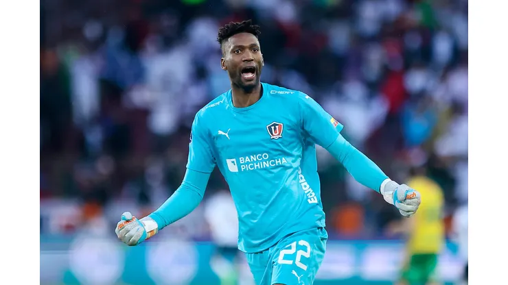 QUITO, ECUADOR - SEPTEMBER 27: Alexander Dominguez of Liga de Quito celebrates the team's second goal scored by teammate Paolo Guerrero (not in frame) during a Copa CONMEBOL Sudamericana 2023 match between Liga Deportiva Universitaria and Defensa y Justicia at Rodrigo Paz Delgado Stadium on September 27, 2023 in Quito, Ecuador. (Photo by Franklin Jacome/Getty Images)