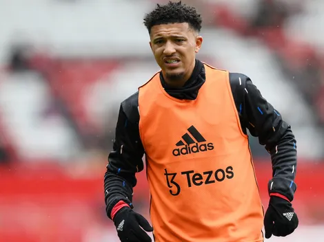 Jadon Sancho recibe duro trato al interior de Manchester United