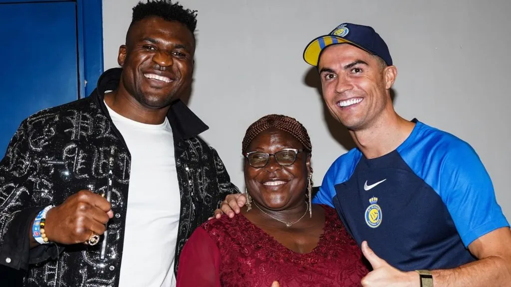Cristiano junto a Ngannou y su madre (@francisngannou).