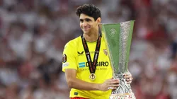 Bono con el trofeo de la Europa League.