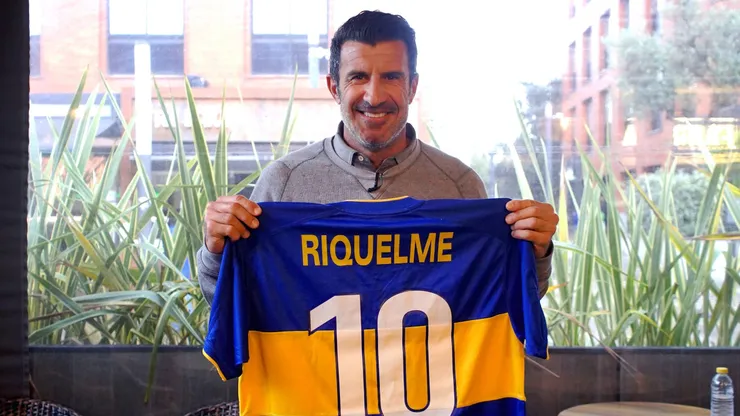Luis Figo le entregó a Legends la camiseta que intercambió con Juan Román Riquelme en la Copa Intercontinental 2000. Foto: Legends.