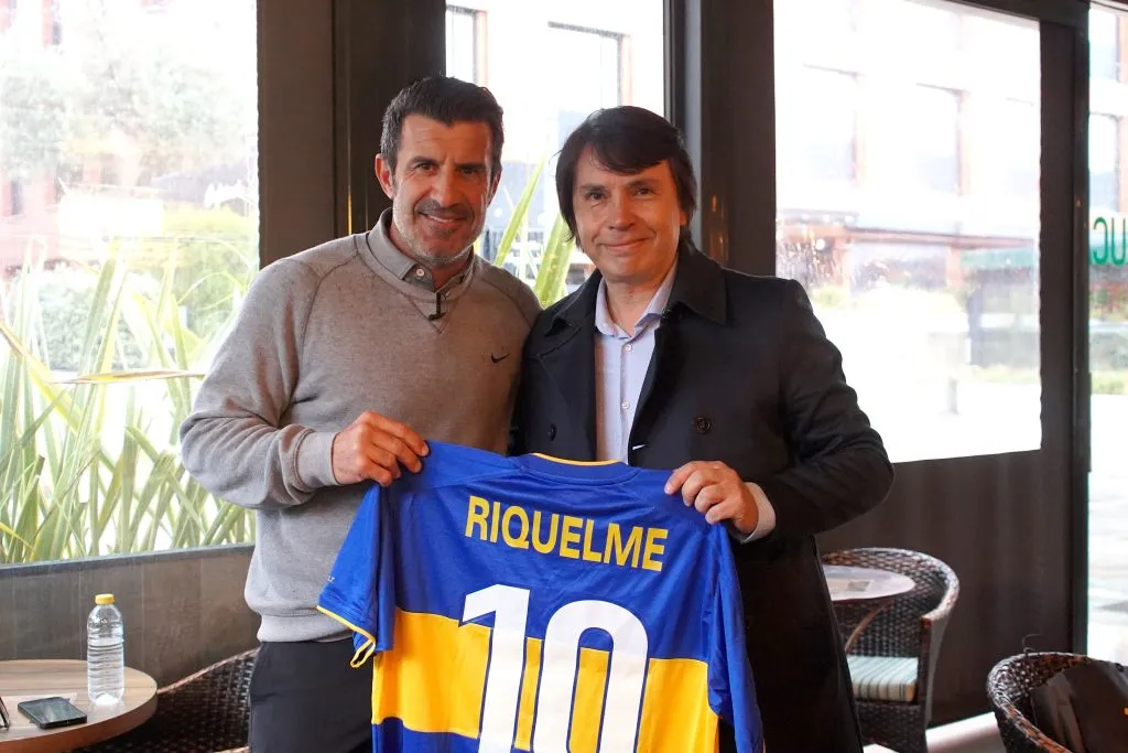 Luis Figo junto a Marcelo Ordás, presidente de Legends, en la entrega de la camiseta que usó Juan Román Riquelme en la Copa Intercontinental 2000.