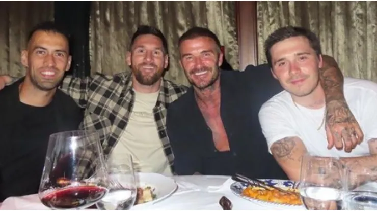 Sergio Busquets, Leo Messi, David y Cruz Beckham.
