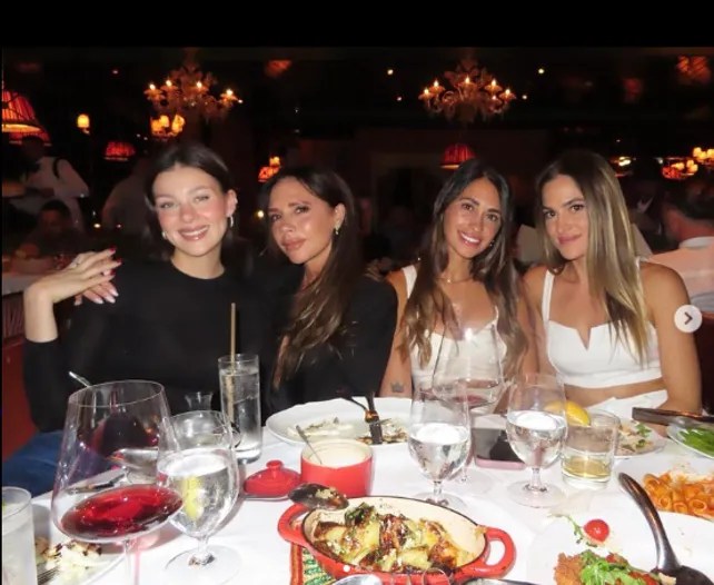 Nicola y Victoria Beckham con Antonela Roccuzzo y Elena Galera. (Foto: Instagram / @victoriabeckham)
