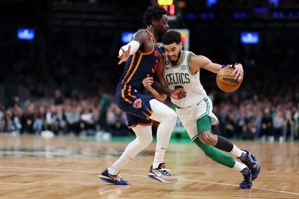 Jayson Tatum siendo defendido por Julius Randle (Getty Images).