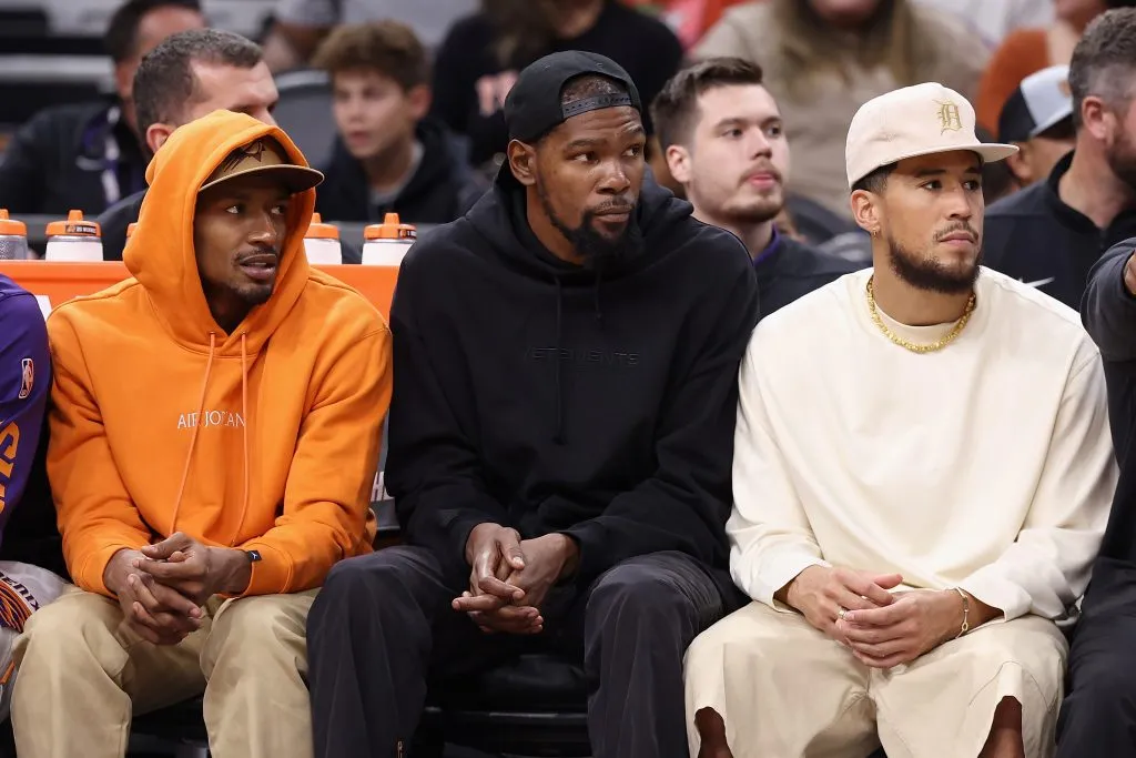 Bradley Beal junto a Kevin Durant y Devin Booker durante un juego de Phoenix Suns (Getty Images).