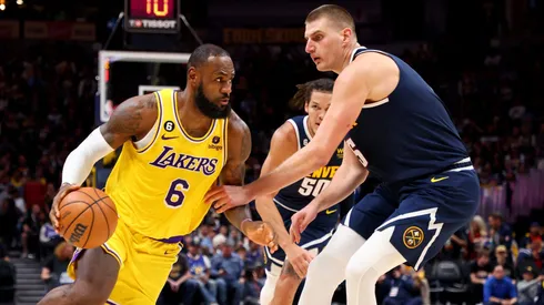 LeBron James ante Nikola Jokic en un juego de la NBA.