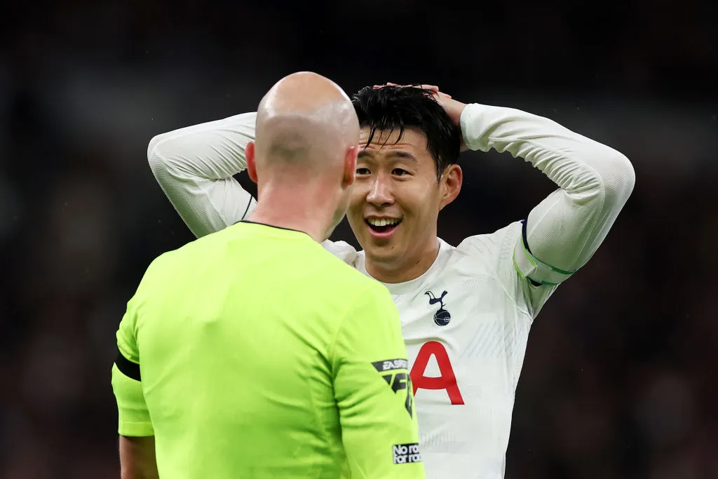 Son reclama al árbitro. (Foto: Getty)