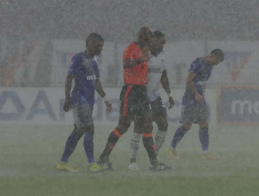 El partido entre Liga de Quito y Emelec fue suspendido por una fuerte lluvia y tormenta eléctrica que golpearon al estadio Rodrigo Paz Delgado. (FOTO: API)