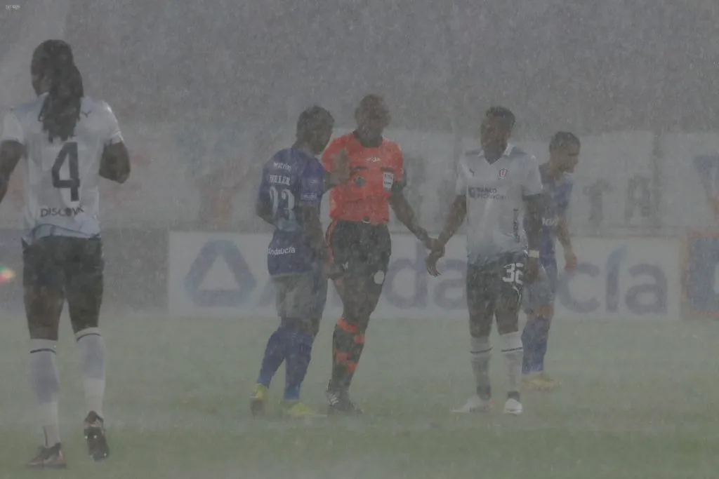 El central del partido, Augusto Aragón, decidió suspender el partido por la fuerte lluvia y por un importante rayo que llegó a apagar varias luces del estadio. (FOTO: API)
