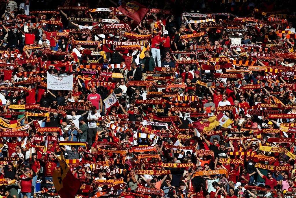 Los hinchas de la Roma aprovecharon el horario del partido con el Monza para llenar las tribunas del Estadio Olímpico. Getty Images.
