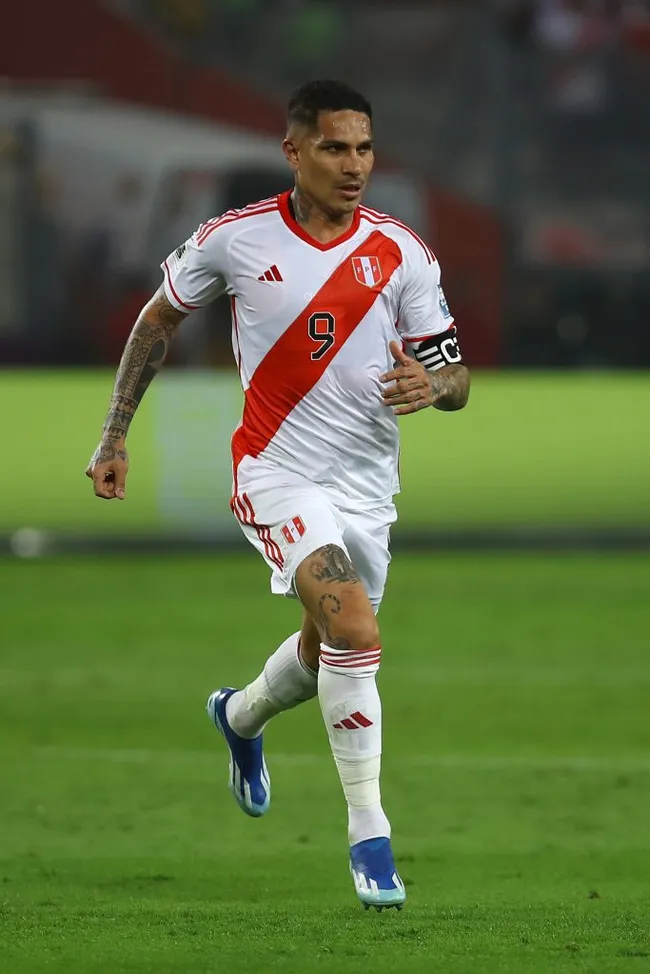 Paolo Guerrero no pudo completar el partido contra Argentina, porque salió con molestias en su tobillo representando a Perú. (FOTO: GETTYIMAGES)