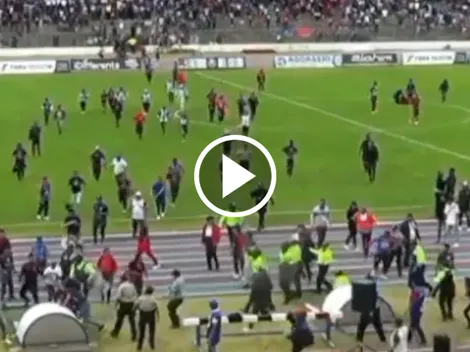 Hinchas de Olmedo se meten a la cancha y agreden a jugadores del otro equipo