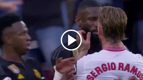 Sergio Ramos agarró de los cachetes de su cara a Rüdiger.