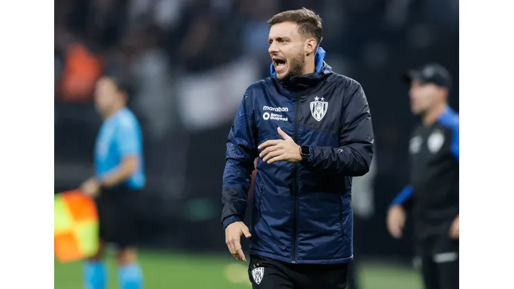 SAO PAULO, BRAZIL - MAY 02: Head coach Martin Anselmi of Independiente del Valle reacts during a match between Corinthians and Independiente del Valle as part of Copa CONMEBOL Libertadores 2023 at Arena Corinthians on May 02, 2023 in Sao Paulo, Brazil. (Photo by Alexandre Schneider/Getty Images)