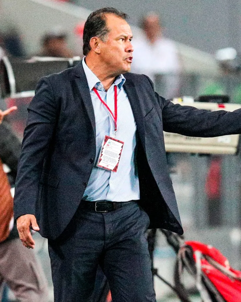 Juan Reynoso dirigiendo a la Selección Peruana contra Argentina. | Créditos: Getty Images.