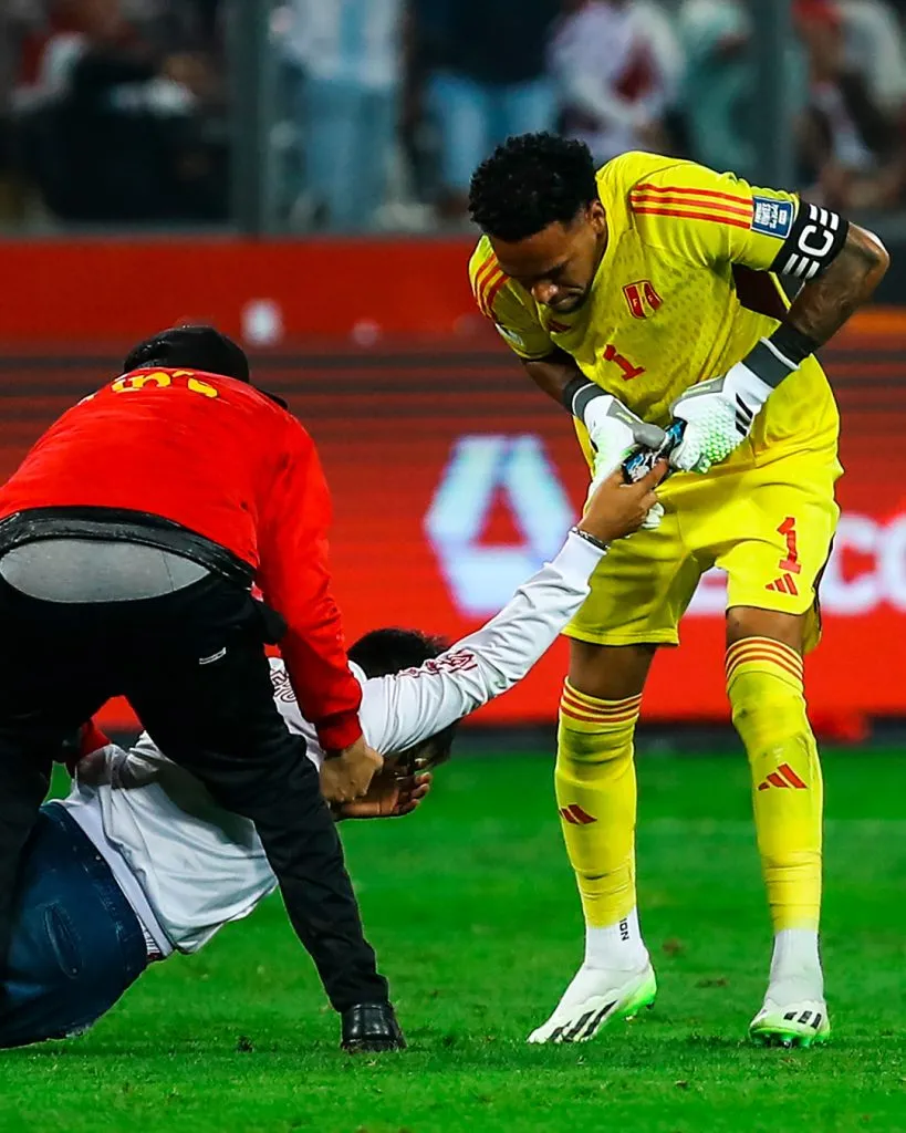 Pedro Gallese quitándole el celular al hincha en el Perú vs Argentina. | Créditos: Getty Images.