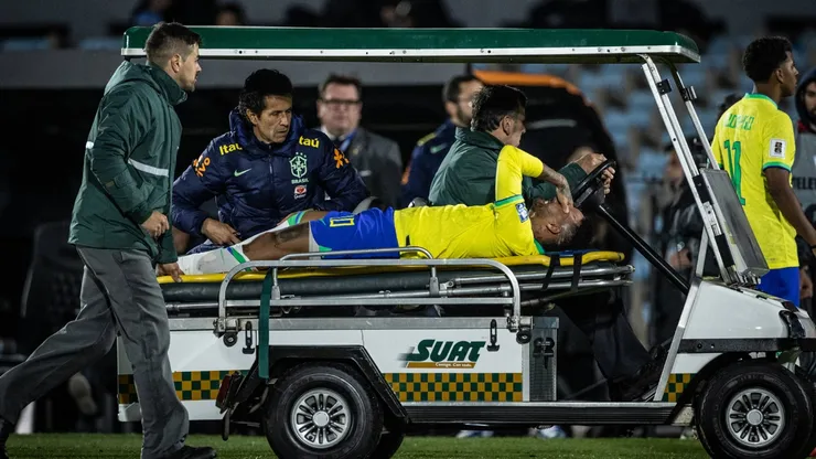 Así fue retirado Neymar del partido ante Uruguay.