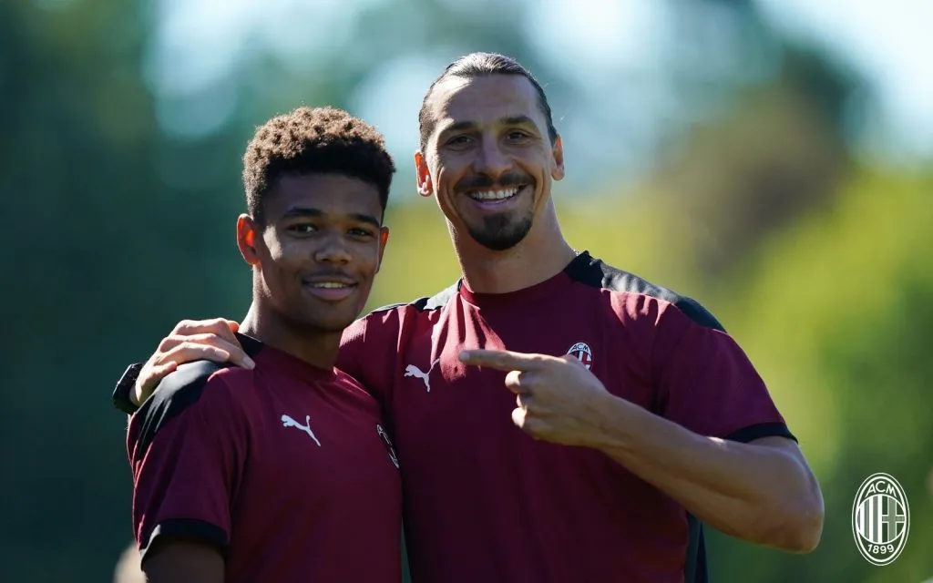 Zlatan Ibrahimovic con Emil Roback (Página Oficial AC Milan)
