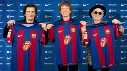 Ronnie Wood, Mick Jagger y Keith Richards posaron con la casaca que lleva el logo de los Rolling.