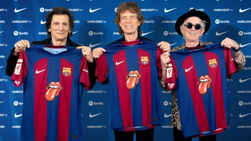 Ronnie Wood, Mick Jagger y Keith Richards posaron con la casaca que lleva el logo de los Rolling.