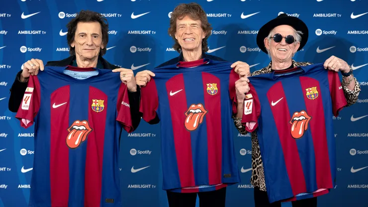 Ronnie Wood, Mick Jagger y Keith Richards posaron con la casaca que lleva el logo de los Rolling.