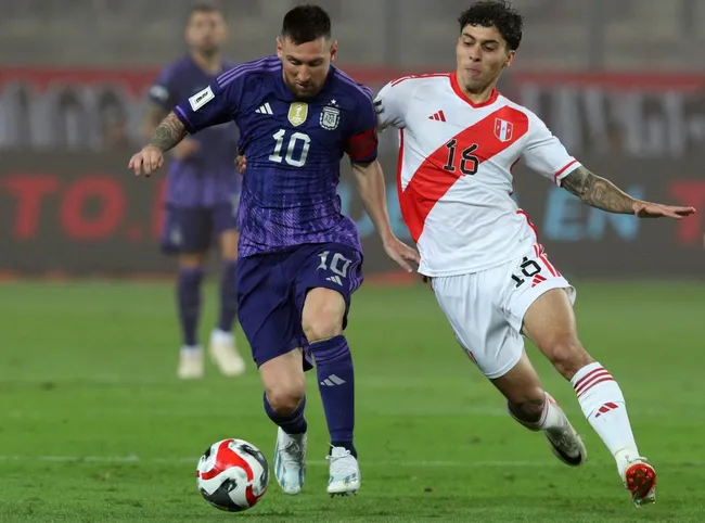 Zanelatto en duelo con Messi en Perú. (Foto: Selección de Perú Prensa)